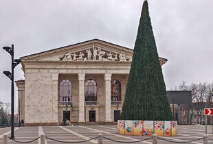 Російські окупанти скасували новорічні вистави у драмтеатрі Маріуполя