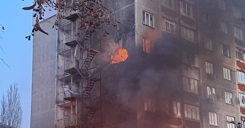 Російський дрон поцілив в житлову багатоповерхівку в Чернігові