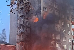 Російський дрон поцілив в житловому багатоповерхівку в Чернігові