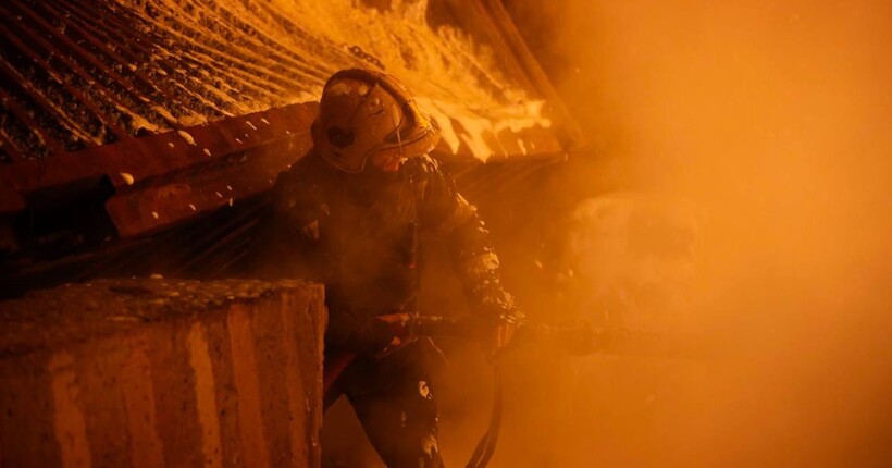 Росіяни вдарили ракетою по Тростянцю: пошкоджені квартири та офіси