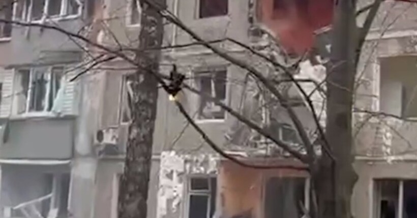 Чернігів: російські дрони атакували п’ятиповерхівку і критичний об'єкт (відео)