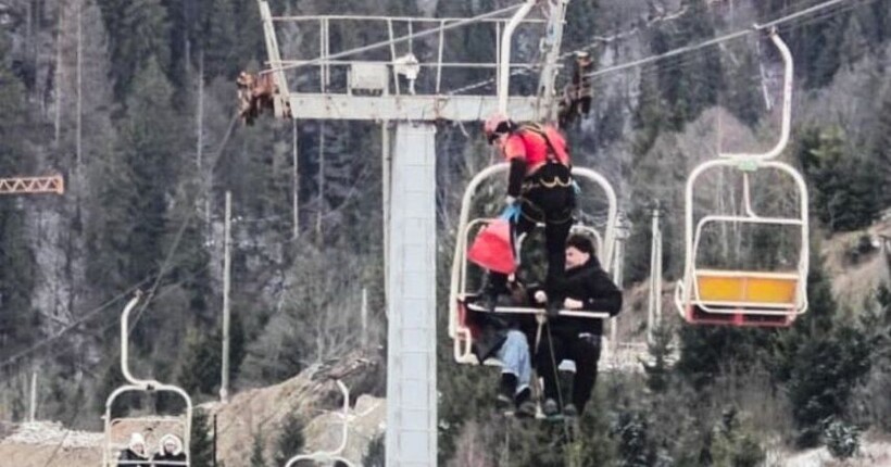 В Карпатах зупинився підйомник з людьми на горі Захар Беркут (фото)