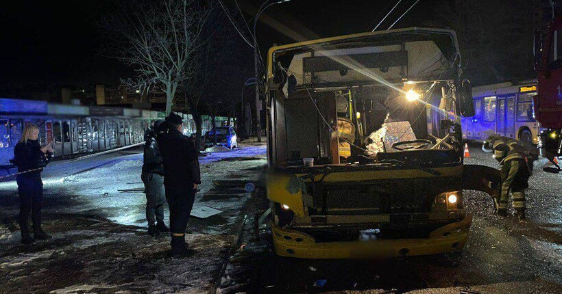У Києві вибухнув автобус: на місці працюють вибухотехніки та правоохоронці