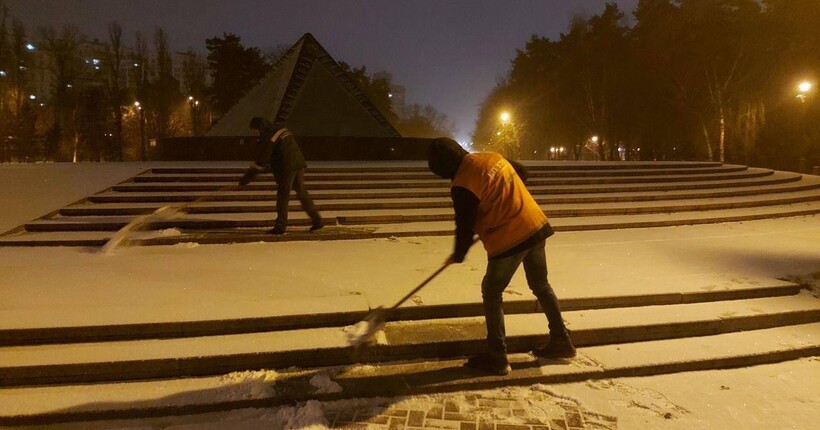 Київ засніжило: в КМДА попередили про ожеледицю на дорогах (відео) 