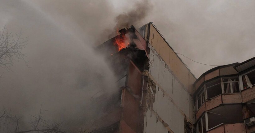 У Києві через російську атаку є загиблий: під завалами виявили фрагменти тіла