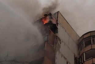 У Києві через російську атаку є загиблий: під завалами виявили фрагменти тіла