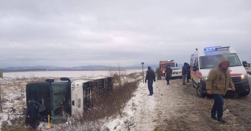 На Івано-Франківщині перекинувся автобус: є жертви (відео)