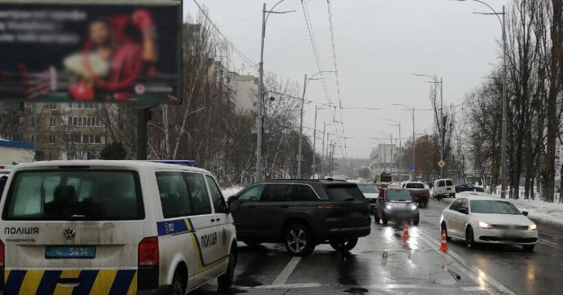 У Києві водій позашляховика на смерть збив пенсіонерку на пішохідному переході