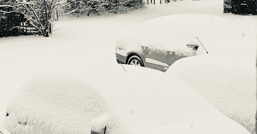 Снігопад заблокував дороги в Польщі: затори до 20 км