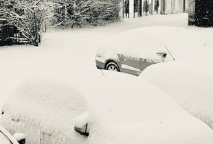 Снігопад заблокував дороги в Польщі: затори до 20 км