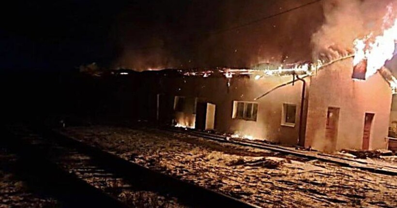 Російські обстріли пошкодили залізницю у трьох областях: постраждали вагони та депо