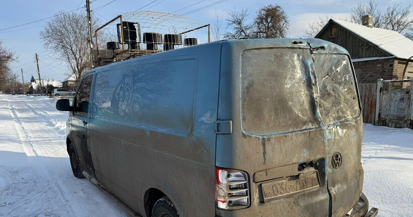 Росіяни дроном атакували евакуаційну автівку у Костянтинівці: чотири людини поранено