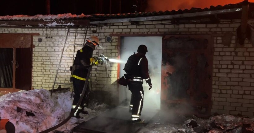 На Сумщині через атаку дронів спалахнула масштабна пожежа в Шосткинському районі