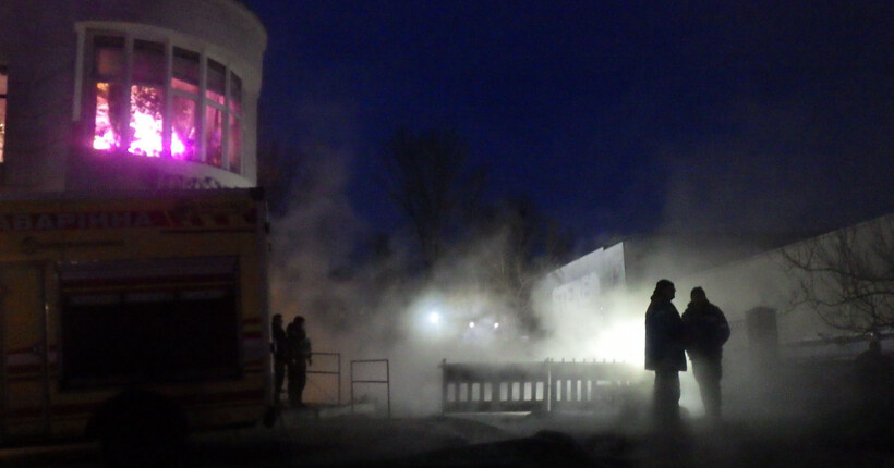 У Києві 16-річна дівчина впала у яму з окропом, яка з'явилась через аварію у тепломережі