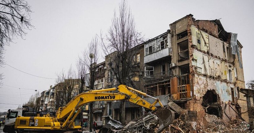 У Харкові триває розбір завалів після ракетного удару росіян по будинку - ДСНС