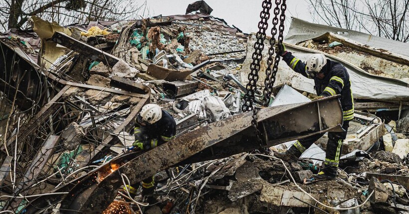 Обстріл Харкова 2 січня: рятувальники знайшли фрагменти тіла ще однієї людини