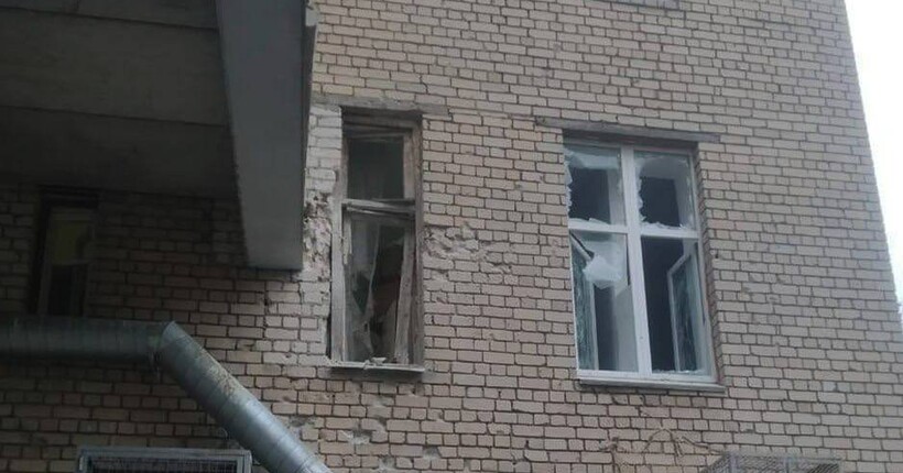 Росіяни обстріляли лікарню в Дніпровському районі Херсона: є постраждалі