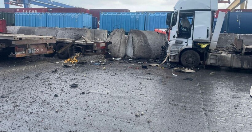 Ворог атакував порти Чорноморськ і Південний: горіли контейнери з олією, є поранені і загиблий