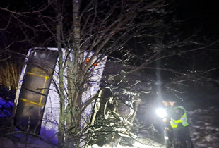 На Чернігівщині через ожеледицю перекинувся автобус: постраждало 11 людей