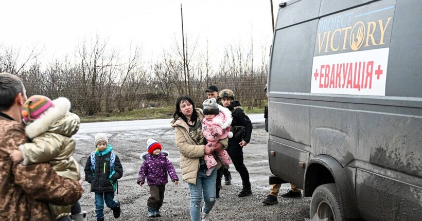 Із прифронтового села евакуювали мати з п’ятьма дітьми (фото)