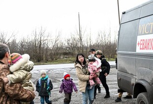 Із прифронтового села евакуювали мати з п’ятьма дітьми (фото)