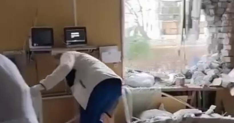 Росіяни обстріляли лікарню у Херсоні: постраждали медпрацівники