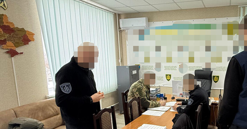 Хабарі автомобілями за відстрочку: ДБР викрило заступника начальника Рівненського ТЦК