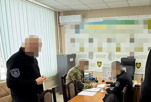 Хабарі автомобілями за відстрочку: ДБР викрило заступника начальника Рівненського ТЦК