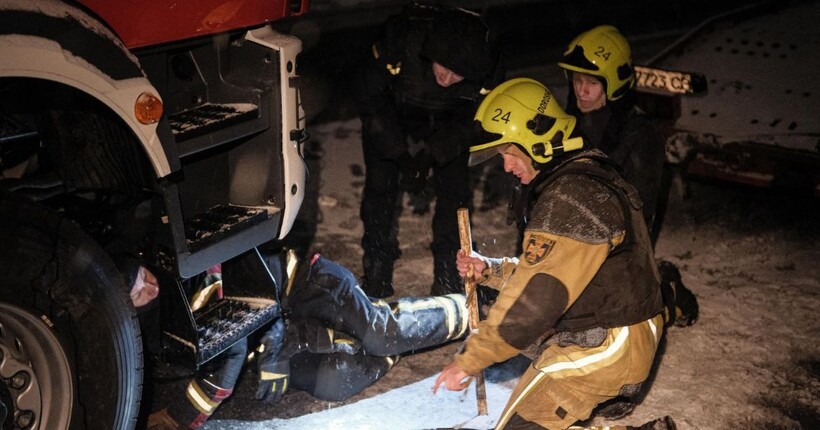 У Києві під час російського обстрілу постраждало п'ятеро рятувальників ДСНС