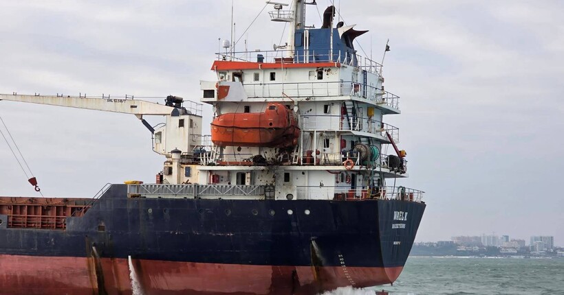 Росіяни обстріляли дронами два цивільних судна у Чорному морі