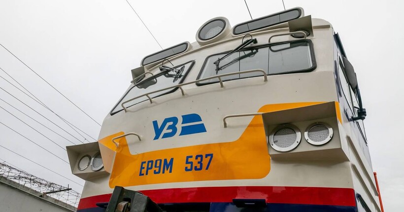 Понад 60 поїздів рухаються із затримками через російські обстріли – 