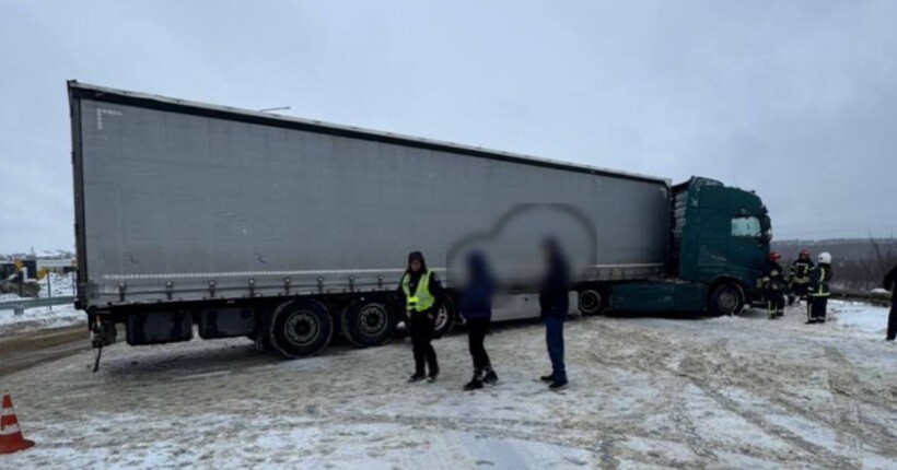 На Львівщині через ДТП перекрили автодорогу Львів - Краковець