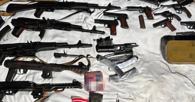СБУ і Нацполіція викрили канал збуту зброї: вилучено 75 одиниць вогнепального озброєння і майже 40 гранат