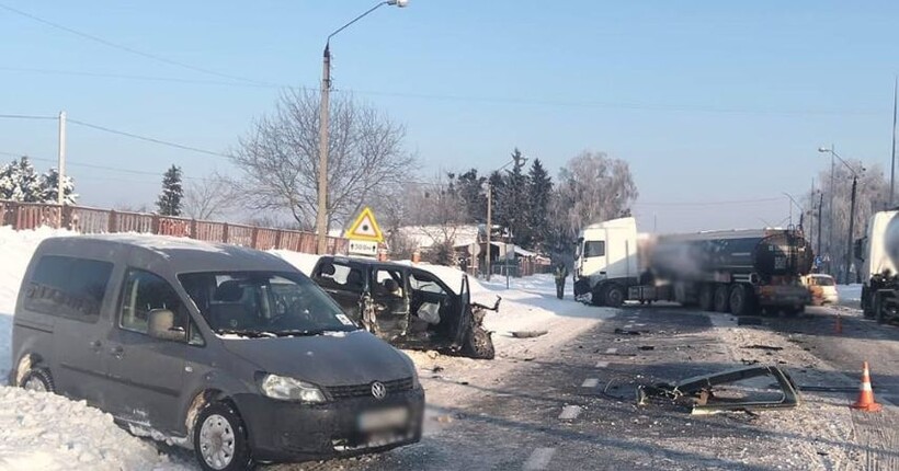 Під Житомиром сталась подвійна ДТП за участю вантажівок і мінівена (фото)