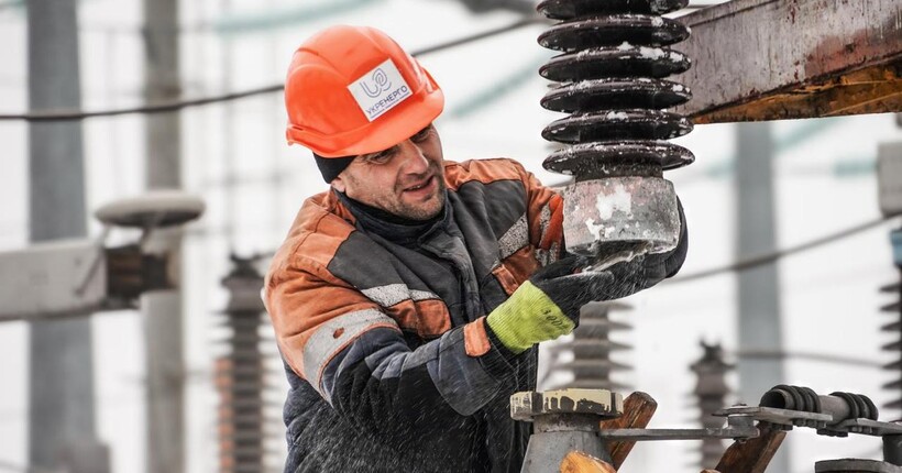 Близько 3 годин зі світлом і до 10 – без: у Києві тривають екстрені відключення світла