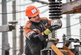 Близько 3 годин зі світлом і до 10 – без: у Києві тривають екстрені відключення світла