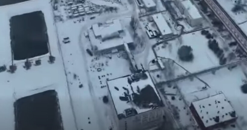 Російські окупанти тримають військову техніку біля реактора ЗАЕС (відео)