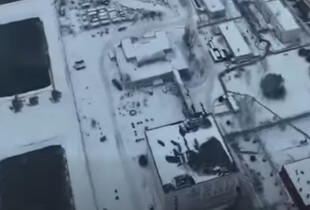 Російські окупанти тримають військову техніку біля реактора ЗАЕС (відео)