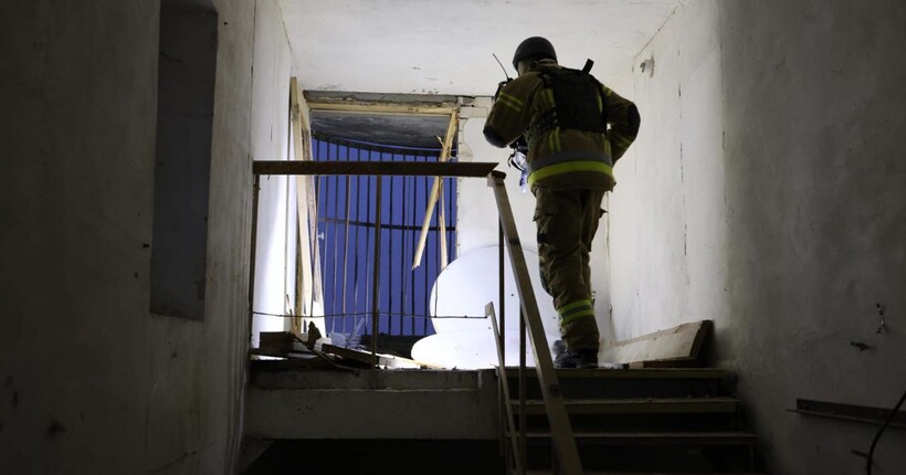 У Соломʼянському районі Києва уламки дрона впали влучили в житловий будинок