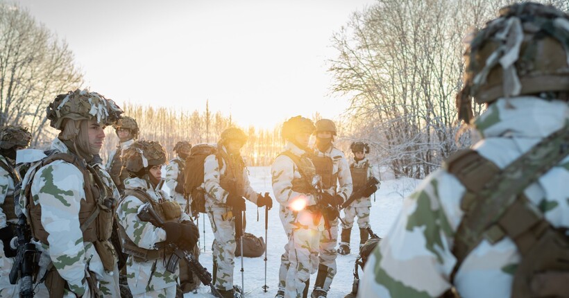 Франція розгортає військовий контингент у Гренландії – Макрон