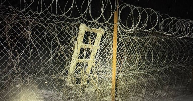 Прикордонники врятували чоловіка, який провалився під лід, намагаючись перетнути кордон з Румунією