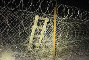 Прикордонники врятували чоловіка, який провалився під лід, намагаючись перетнути кордон з Румунією