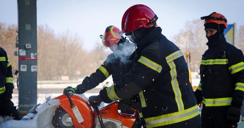 На Харківщині після удару по поштовому терміналу завершили рятувальні роботи (фото)