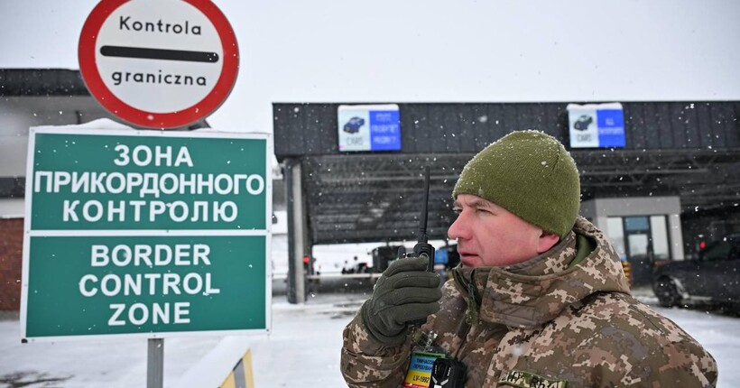 На кордоні з Польщею тимчасово призупинили оформлення вантажівок