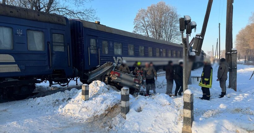На Прикарпатті ВАЗ влетів у поїзд: серед постраждалих є дитина