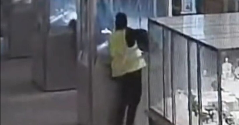 З'явилось відео з камер спостереження під час жовтневого пограбування у Луврі