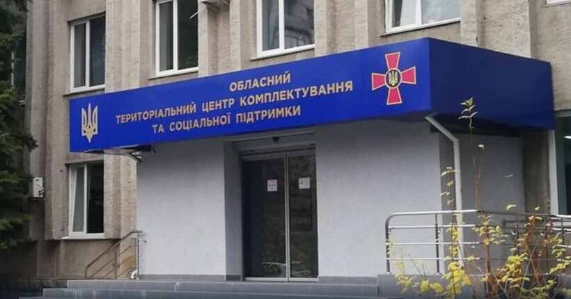 В ТЦК пояснили відео із силовим затриманням чоловіка в авто в Одесі