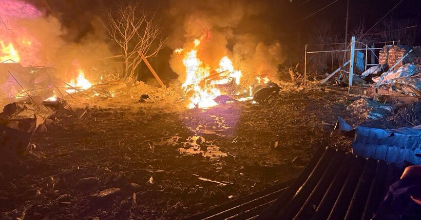 Ворог знову атакував Запоріжжя: зруйновано будинки, виникли пожежі, загинула людина
