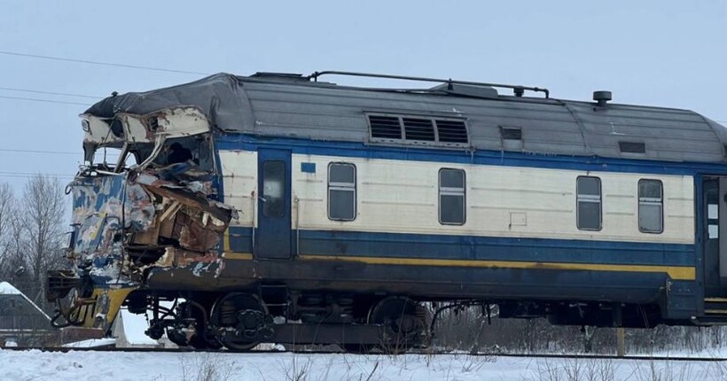 На Житомирщині на залізничному переїзді зіштовхнулися поїзд і вантажівка (фото)