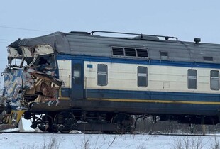 На Житомирщині на залізничному переїзді зіштовхнулися поїзд і вантажівка (фото)